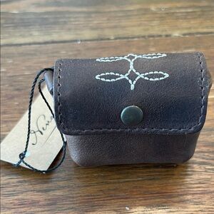 Nena & Co. | Airpod Pro Snap Case | Leather | Embroidery | Snap Case